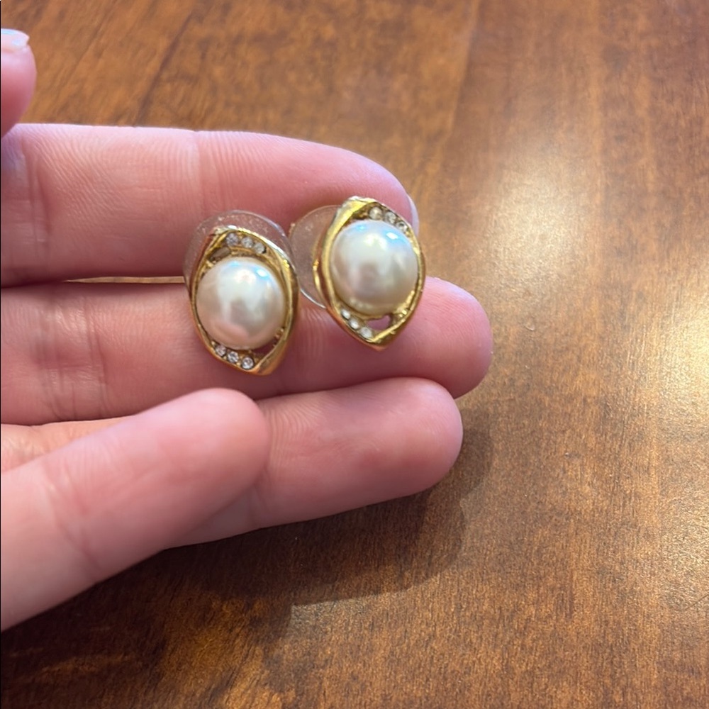 Elegant Gold and Pearl Earrings